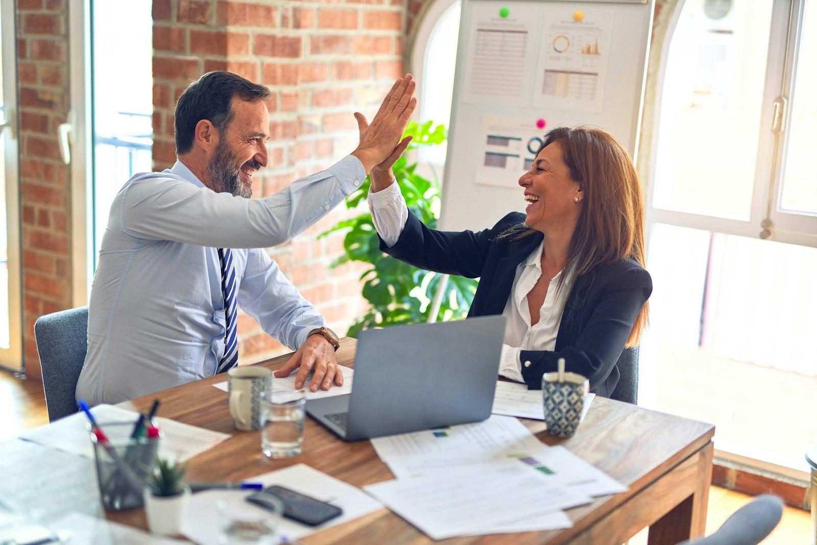 Réunion de conseil entre un courtier et ses clients
