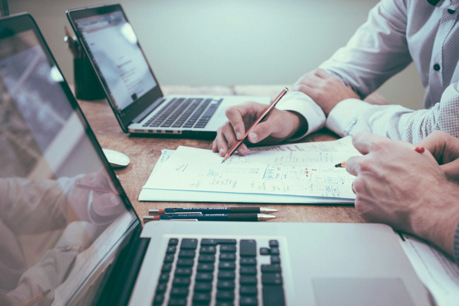 Conseiller annotant un dossier d'assurance lors d'une analyse de garanties