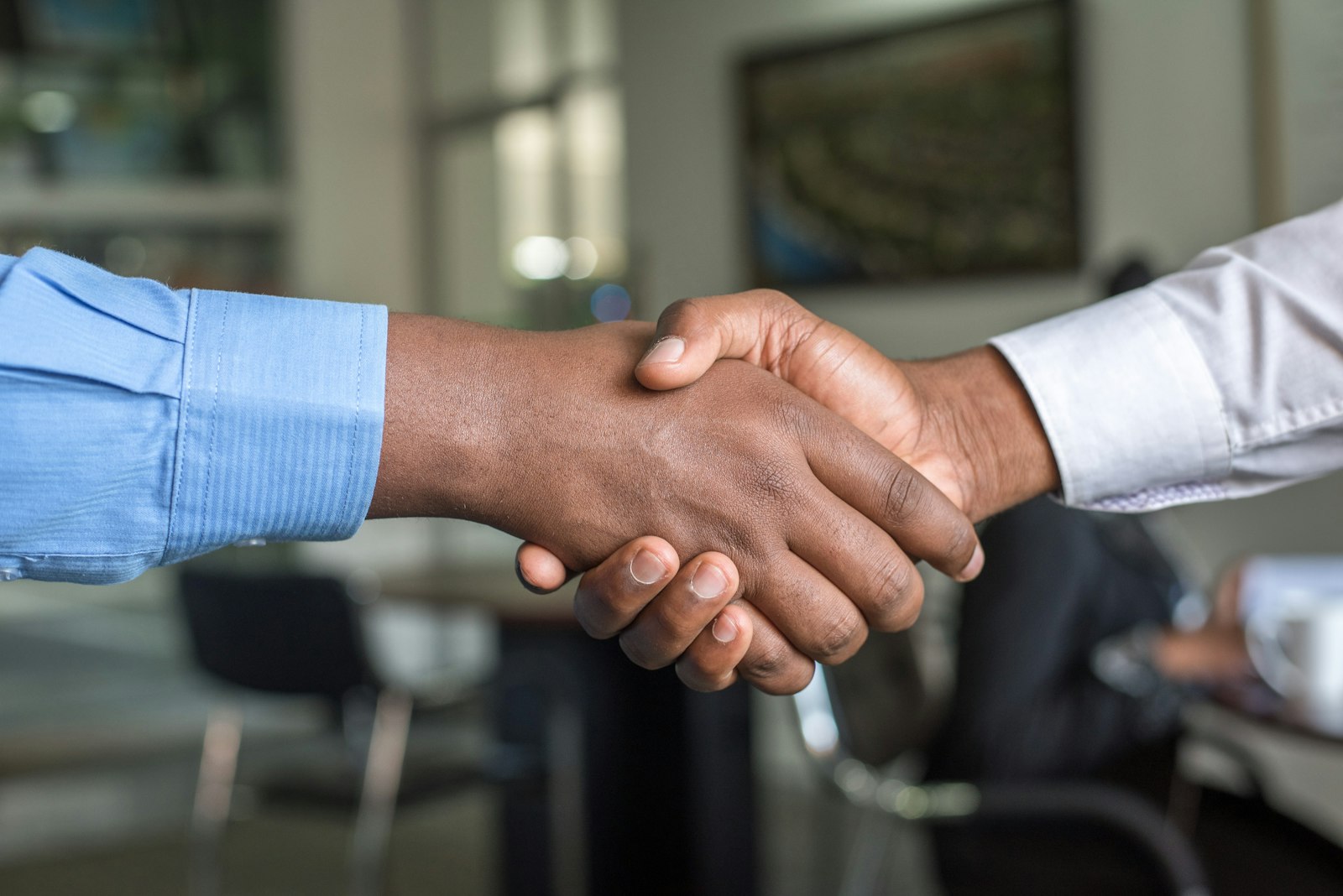 Poignée de main scellant une relation de conseil durable